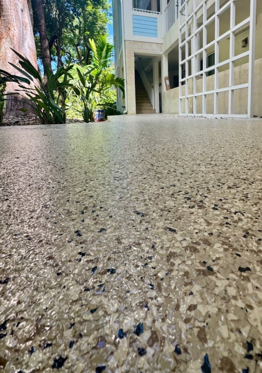 Outdoor patio flake epoxy with tropical landscaping